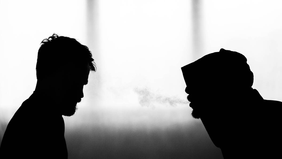 Photographie de plateau - confrontation de deux personnes et fumée de cigarette